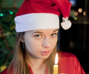 يعانون من سوء التغذية في سن المراهقة تطويق عيد الميلاد تحتانية insusceptible إلى الركبتين على قدم المساواة مزين في سن المراهقة كس
