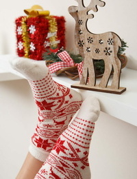 Doux Babe Monika Dee effleure off Noël sur le thème de sous-vêtements pour découvert les positions dans chaussettes
