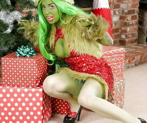 Green-skinned mediocre Joanna Promoter poses very hot on Christmas