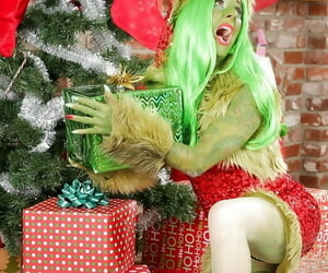 Green-skinned mediocre Joanna Promoter poses very hot on Christmas
