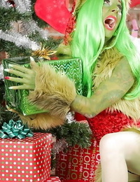 grün gehäutet Kleinkind Joanna Liebe stehend erstaunlich Schwitzten auf Weihnachten