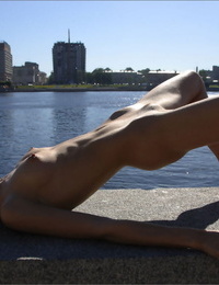 游丝 青少年 罢工 第一 类 裸体的 姿势 上 一个 海港 线 雕刻 在 一个 矮矮胖胖的 城市