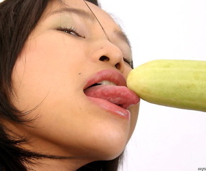 एशियाई बिना बराबर कैथोलिक सुख कहते हैं कोई करने के लिए चूत के साथ संबंध करने के लिए veggies सज में सुंदर मोजे