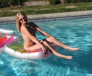 Blond amateur Ziggy delen haar Roze twat op lucht Matras in zwemmen zwembad