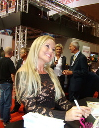 tổ chức pornstar Silvia Saint để chào đón cậu Adoring paramours tại một XXX Hội nghị