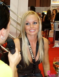 tổ chức pornstar Silvia Saint để chào đón cậu Adoring paramours tại một XXX Hội nghị