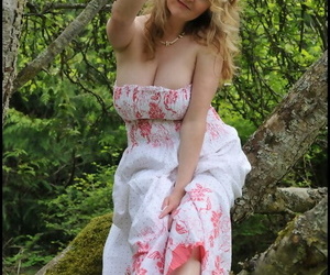 परिपक्व एमेच्योर सुन्दर Trixie सेट उसके बड़े स्तन प्लस गंजा चूत कास्ट बंद के तहत एक पेड़