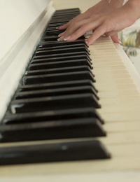 Incroyable fée juvénile Linet les doigts les bosses sur Maître de un en érection piano