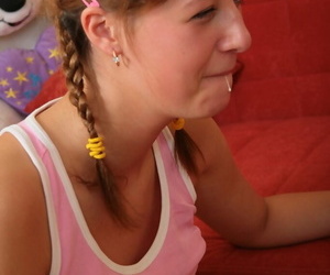 jong redhead Irina zwaluwen een knagen van Cum tijdens paren met De borstel Vriend