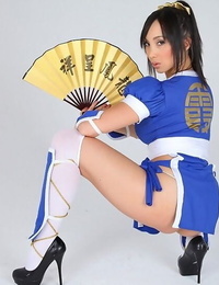 एशियाई एकल मॉडल उसके सबसे बड़ी स्तन से उसके Cosplay सूट