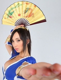 एशियाई एकल मॉडल उसके सबसे बड़ी स्तन से उसके Cosplay सूट