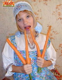 Fada cabelos Russo jovem weenies cenouras no ela escuro buraco com um cuke no ela Porra buraco