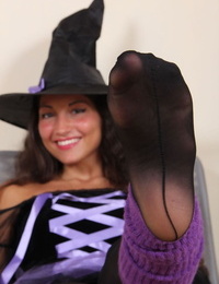 Juvenile witch Gioia shows off her awesome feet and soles in ebony nylons