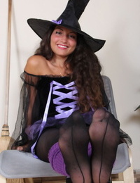 Teenage witch Gioia shows off her amazing feet and soles in black stockings