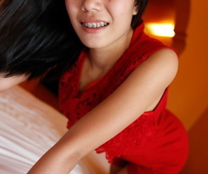 थाई काले बाल वाली के साथ ब्रेसिज़ आकर्षक एक लंड नीचे उसके बालों वाली secondrate चूत देखने का तरीका शैली
