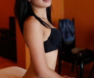 Thai Brünette Mit Klammern Verführerisch ein Schwanz Unten Ihr Haarige secondrate pussy pov Stil