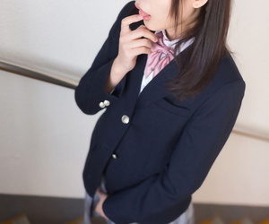 जापानी छात्रा निगल उसके शिक्षकों कम सत्यापन एक पूरी तरह से कपड़े के साथ मुख-मैथुन