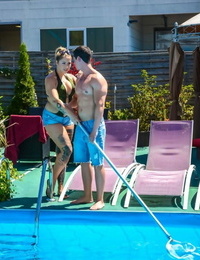 tatuado mel Mia baque leva ele até o bunda mais tarde seduzindo o piscina limpeza