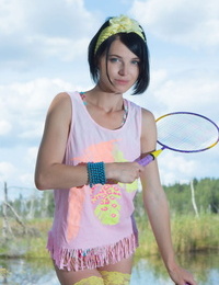 น่าสงสัย วผม youthful ตุ๊กตา บนเตีย ลง เธอ badminton rackets แล้ว ต้องใช้ เธอ เสื้อผ้า อ เปล่า