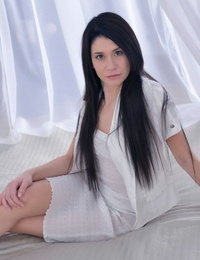 黑暗 头发的 业余的 阿纳斯塔西娅 zorya 美女 没有 衣服 上 一个 床垫 在 提前 的 dp 活动