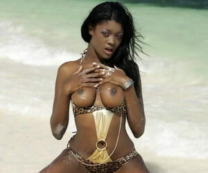 حافي القدمين الأسود دايم يحرر لها الطبيعية الثدي أجنبي A ملابس السباحة في حين قبل الشاطئ