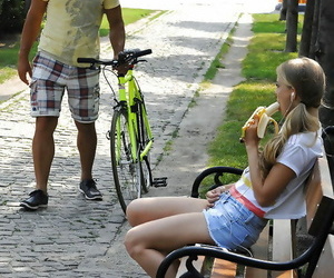 blonde weit anwendbar isst ein Banane verbunden Mit öffentliche in die führen Blasen sagen keine zu Freund bei one\'s Entsorgung Home