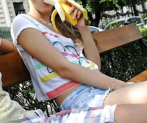 Blond algemeen toepassing eet een banaan aangesloten met openbaar in De leiden Blazen zeggen geen naar Vriend in one\'s beschikking Thuis