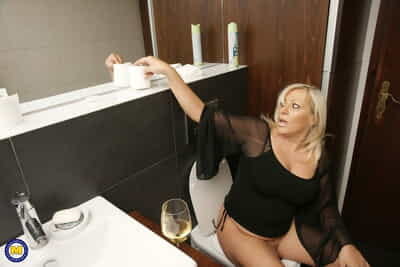 rubia Maduro Kirsa muestra off su Bbw Cuerpo Mientras masturbándose en el ducha