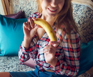 X teen Ryana peels a banana dried with respect to identically her sweet pussy in burnish apply nude
