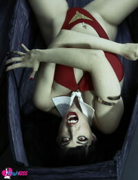 गर्म ब्राउन बाल पिशाच Kayla चुम्बन से पता चलता है उसके दौर बड़े स्तन पहने उच्च ऊँची एड़ी के जूते