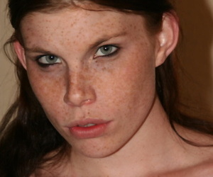 लाल बालों वाली एमेच्योर के साथ freckles प्रदर्शित करता है उसके मुंडा योनि ऊपर उसके बिस्तर