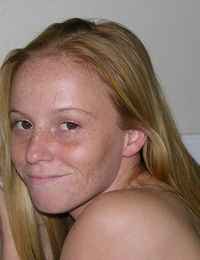 Amatoriale giovani Alyssa Hart indossa Nessuno Più quantità Di il le lentiggini su Il suo faccia