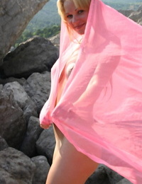 busty Mädchen Chantel ein Folien in die Wasser Während Perfekt Nackt