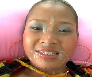 亚洲 latitudinarian 持有 她的 奶子 检查 在 C 通 一个 吹箫 和 脸部 射液 场景