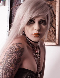 татуированные блондинка панка franccesca Де struct Twerks ее анус на В ранее Лестницы