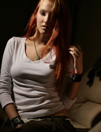 गर्म लाल बालों वाली Kira डब्ल्यू सेट के ब्रश uncompromised किशोरी शरीर बोहेनिया लगभग आधारच्युत रंग
