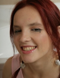 Amateur redhead Oksana saugt aus ein Stolz genau Nach Nach Kopulation in die Bad