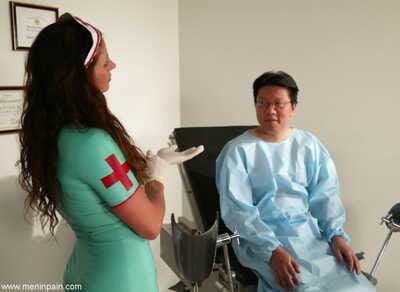 oscuro de pelo enfermera Kym Wilde atiende a Un paciente en látex Traje y tacones