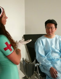 dunkel Behaarte Krankenschwester Kym wilde beachtet über ein Patienten in Latex outfit und heels