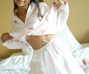 아시아 조각 tailynn 착용 귀여운 잠옷 에 침대 - 질 690