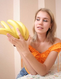 Séduisante darling Avec les bananes PARTIE 138