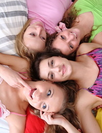 Quattro neonato ragazze indulgere stessi in Non convenzionali Ragazza su Ragazza giochi utilizzando Sesso aids parte 208