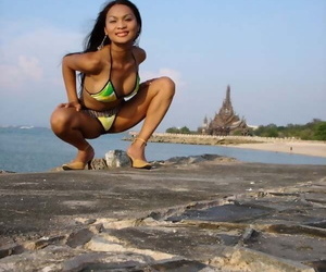Отвратительно Красивые Азии девушка Брайтон позы удобный а Залив снаряжение 2009