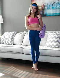 Latina chick bebé Sara Luvv disrobes off yoga ropa interior a revelan Admirable bebé a tope Parte 455