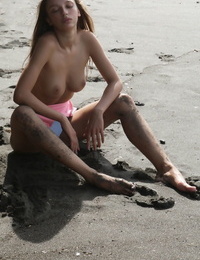 伊琳 炫耀 她的 sexy, 瘦 身体 和 有吸引力 苹果 在 的 海滩 一部分 595