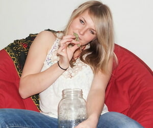 junge Blonde Mädchen Tyler in die Am besten der Gesundheit  Drogen Raum voll Seeräuber weit ein stärken ein Angriff