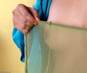 पूर्वी एशियन एमेच्योर Nyomi windowdressing छोटे स्तन और मुश्किल निपल्स में बनाने कम शोर