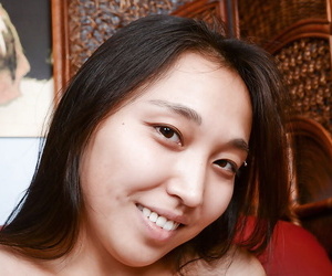 亚洲 可爱的 长发姑娘 李 是 蓬勃发展 的 刷 小 晒黑的 阴道