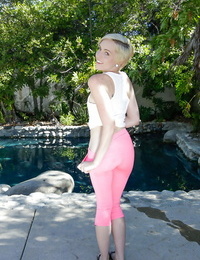 pornstar Miley Mei neemt uit haar legging en Speelt met glad op top Muff