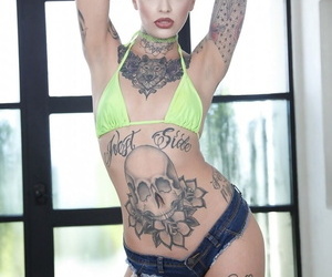 kinky Leigh raven revela ela buracos e sexy corpo coberto no tatuagens